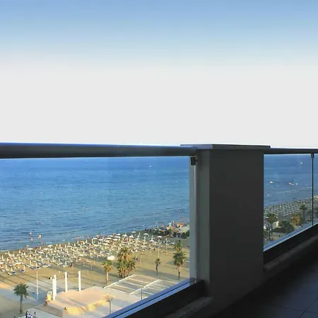 3b Luxury Seafront W/ Pool &gym - Finikoudes Beach Appartamento Larnaca