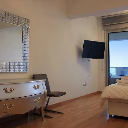 3b Luxury Seafront W/ Pool &gym - Finikoudes Beach Appartamento Larnaca