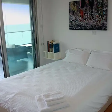 Apartment 3b Luxury Seafront W/ Pool &gym - Finikoudes Beach *