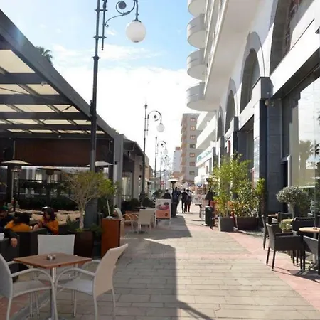 3b Luxury Seafront W/ Pool &gym - Finikoudes Beach شقة *