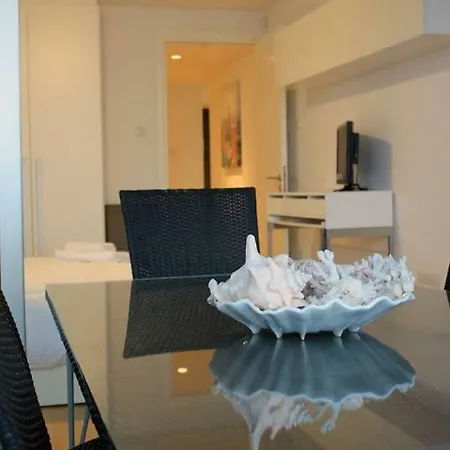 3b Luxury Seafront W/ Pool &gym - Finikoudes Beach لارنكا