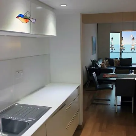 3b Luxury Seafront W/ Pool &gym - Finikoudes Beach *